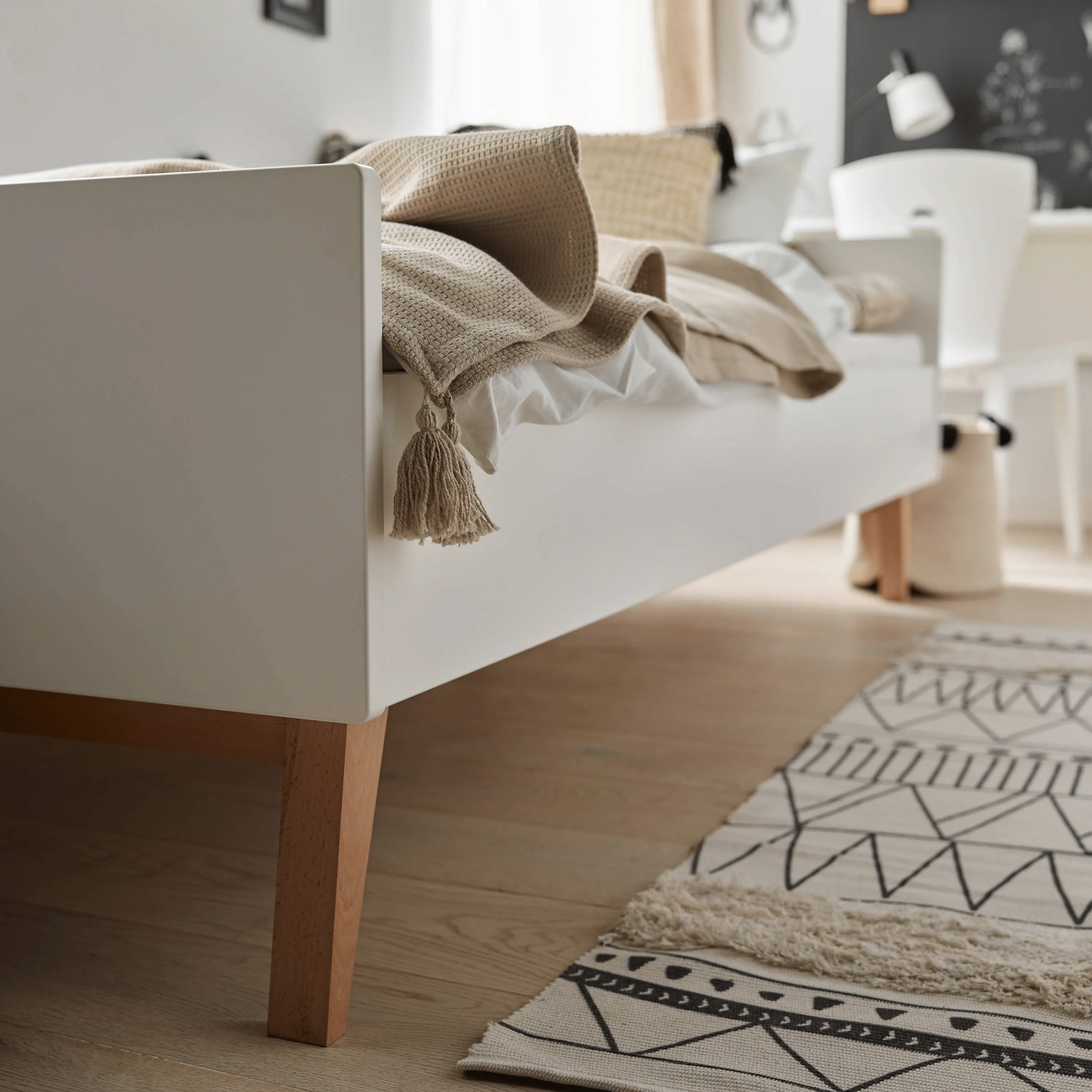 Solid beechwood legs Swing